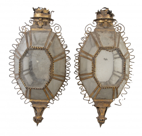 Pareja de faroles octogonales de metal dorado y cristal.p