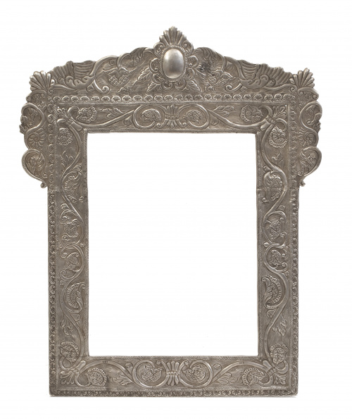 Marco de plata repujada, decorado con flores.Trabajo colo