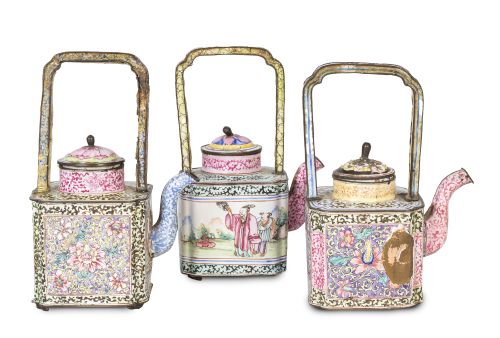 Lote de tres teteras de metal y esmaltes de familia rosa.