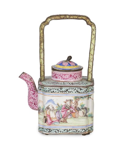 Lote de tres teteras de metal y esmaltes de familia rosa.