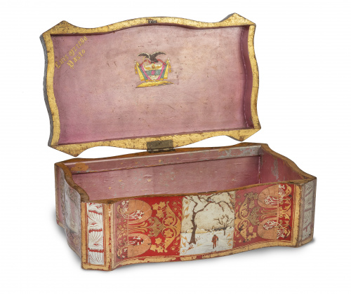 Caja de madera lacada de rojo, dorado y plateado, con la le