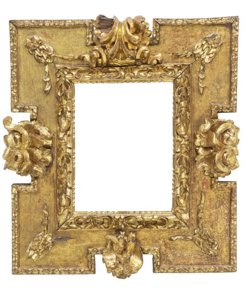 Marco barroco de "orejetas" con decoración en relieve de ma