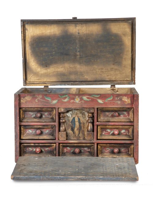 Papelera de madera policromada.Trabajo colonial, S. XVIII.