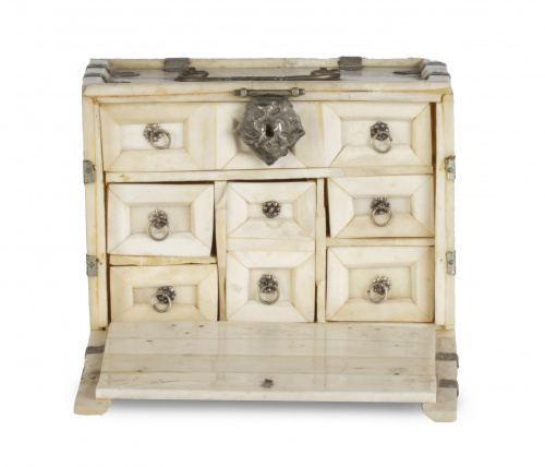 Pequeño cabinet de viaje de marfil.India?, S. XVIII - XIX.