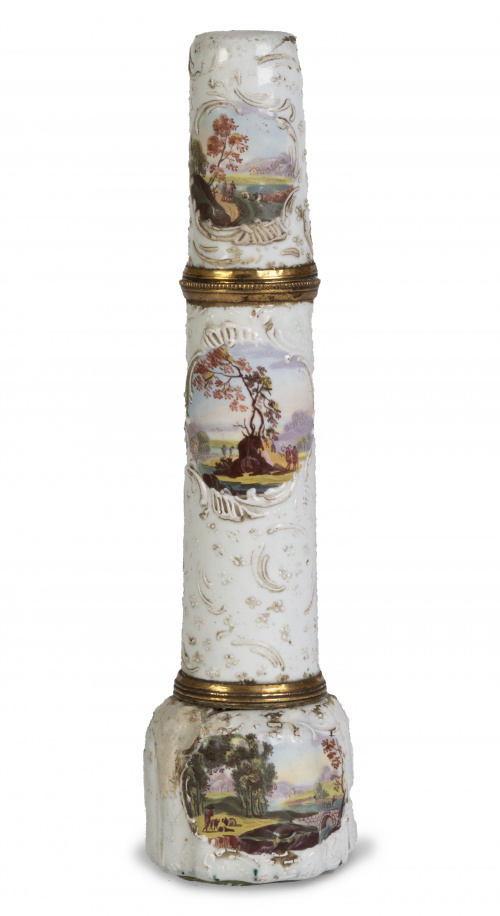 Alfiletero esmaltado con cartelas decorativas.Bilston, In