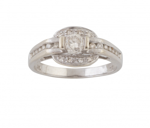 Sortija con brillante central y base oval cuajada de brilla