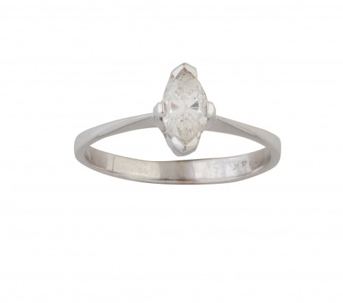 Sorija con un diamante navette central de 0,25 ct aprox