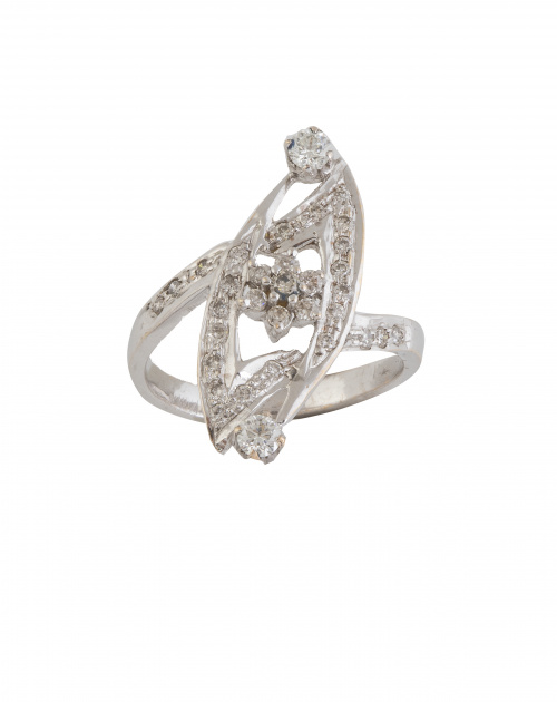 Sortija lanzadera de brillantes con motivo floral en el cen