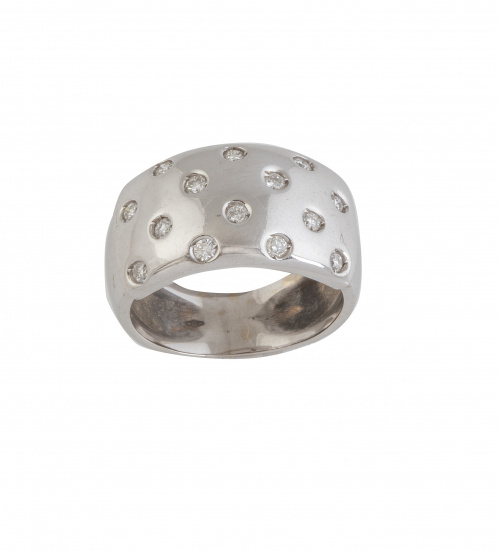 Sortija ancha con catorce brillantes en engaste invisible