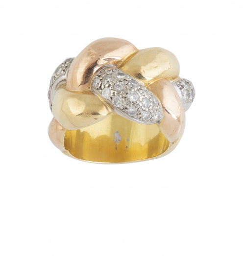Sortija ancha con brillantes diseño de trenza en oro tricol