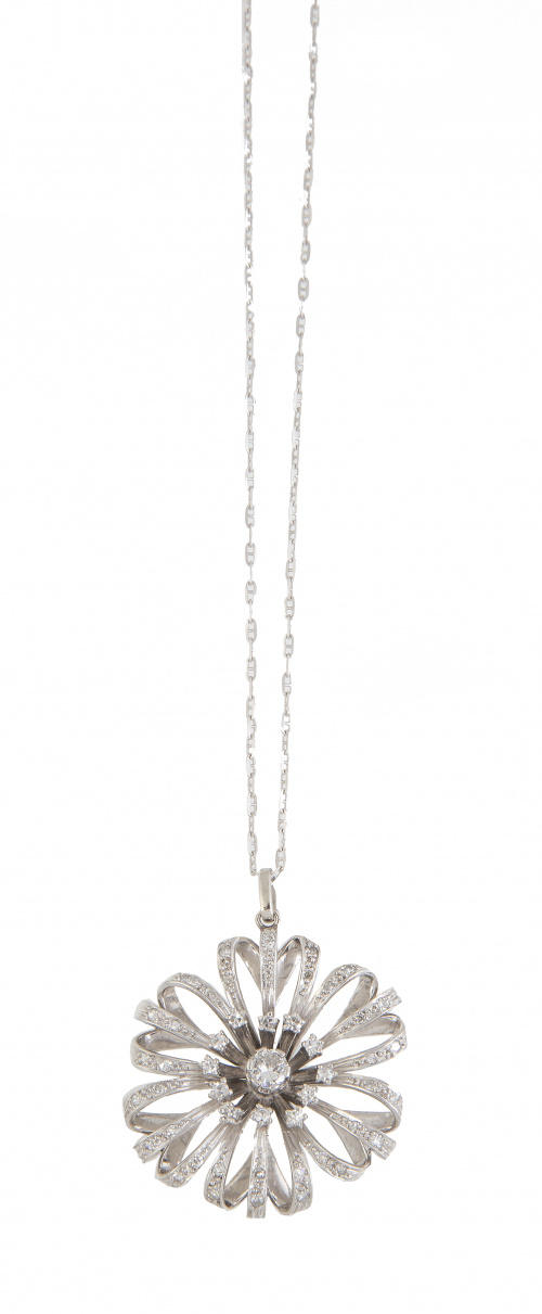 Colgante flor de brillantes con pétalos de bandas plegadas 