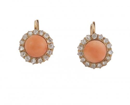 Pendientes de pp. S. XX con botón de coral orlado de diaman