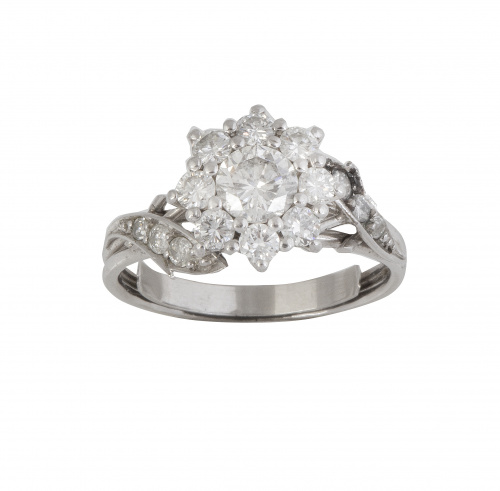 Sortija rosetón de brillantes con hojitas de brillantes en 