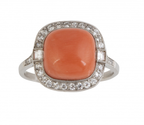 Sortija con boton cuadrangular de coral orlado de brillantes