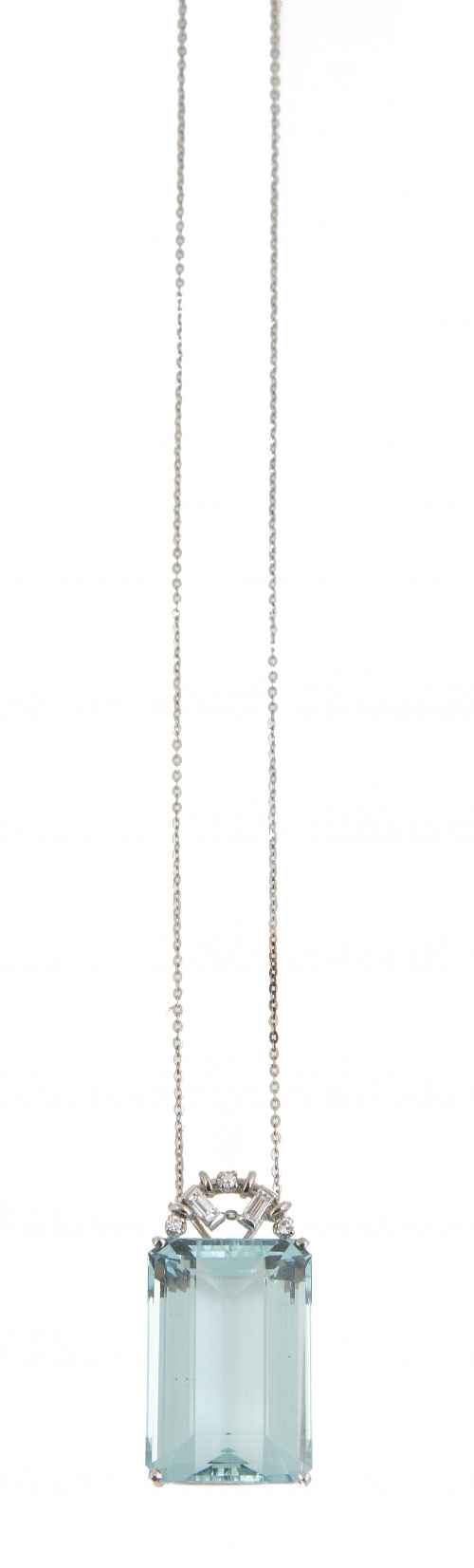 Collar con gran aguamarina de talla esmeralda con arco supe