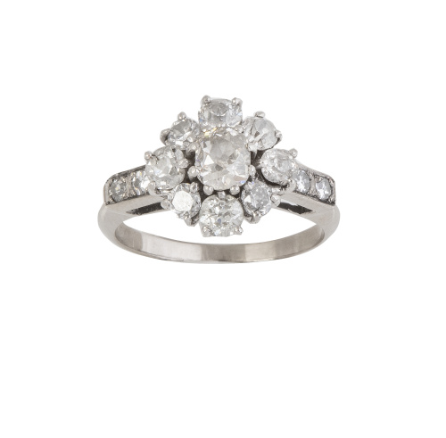 Sortija rosetón de brillantes con bandas de diamantes en lo