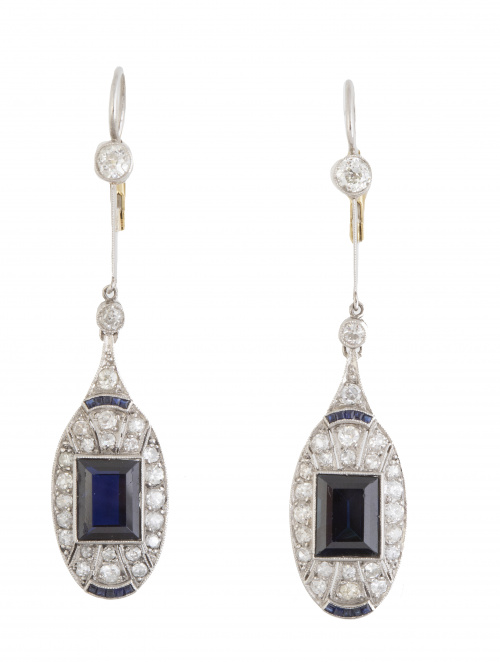 Pendientes largos Art-Decó de zafiros y brillantes, con pie