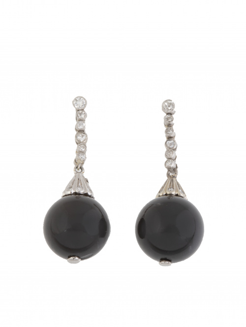 Pendientes largos con esferas de ónix que pende de línea mó