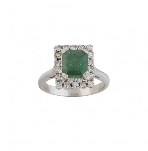 Sortija con esmeralda talla esmeralda orlada de brillantes 