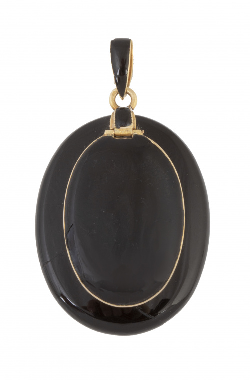 Colgante guardapelo oval de pp. S. XX con frente de ónix y 