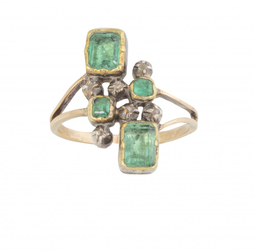 Sortija lanzadera de pp. S. XX con esmeraldas de diferentes