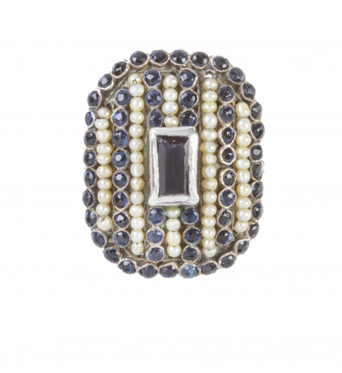 Sortija lanzadera de pp. S. XX con perlas y zafiros en band