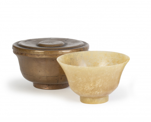 Cuenco en jadeita, con su caja original en bronce.Trabajo