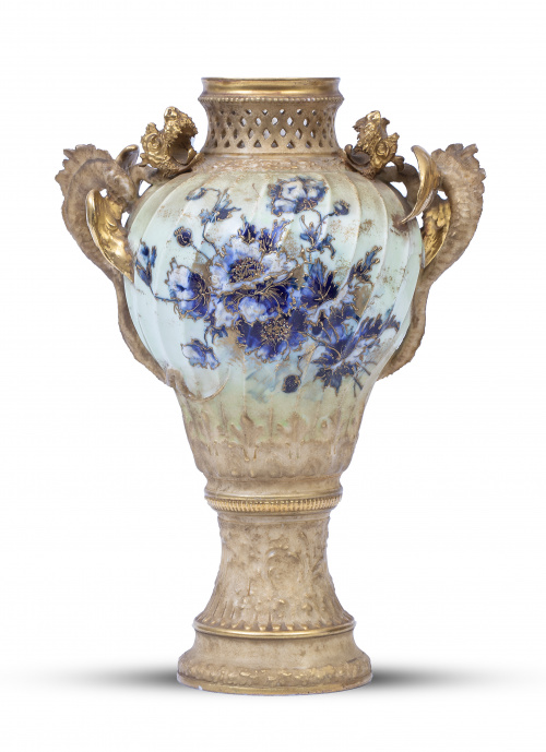 Jarrón Art Nouveau en porcelana esmaltada y dorada. Marca e