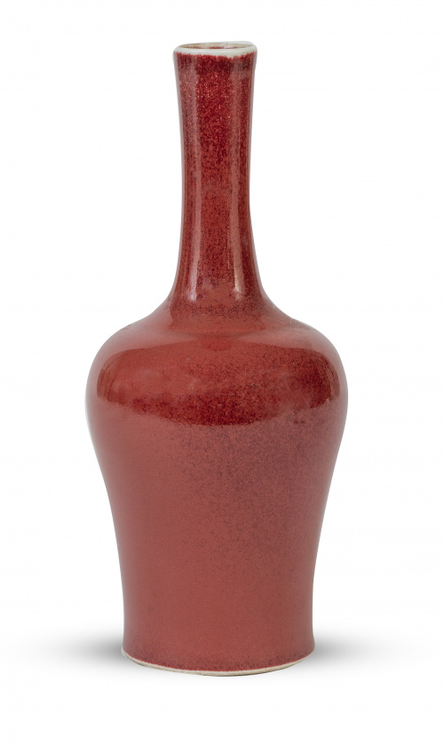 Botella de porcelana esmaltado a sangre de toro. Con marcas