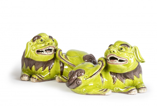 Pareja de quimeras de estilo Kangxi en porcelana esmaltada.