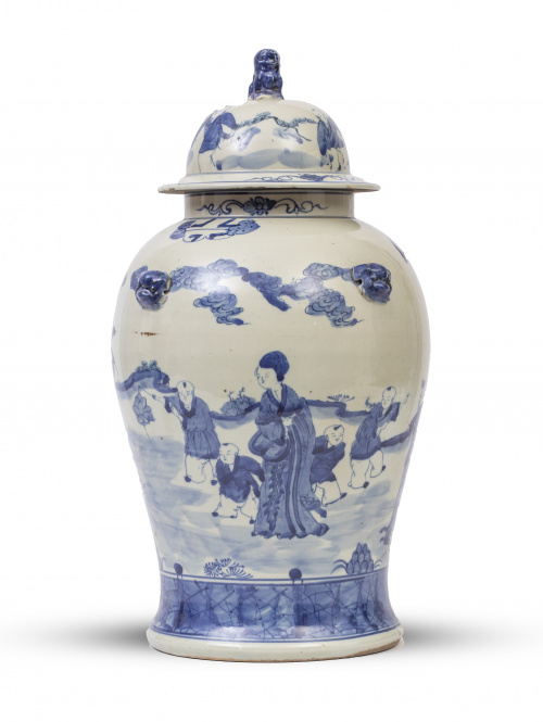 Tibor con tapa en azul y blanco decorado con niños jugando.