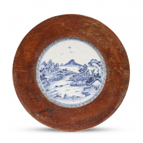 Placa de porcelana esmaltada en azul y blanco enmarcada en 
