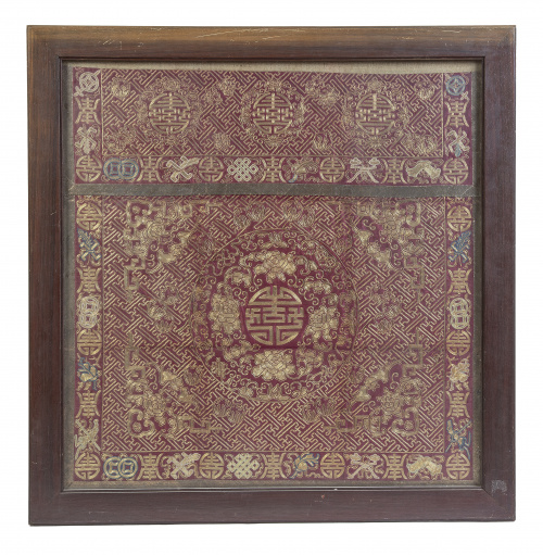 Bordado con hilos dorados.China, pp. del S. XX.