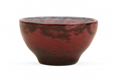 Cuenco modernista de cristal doblado granate marmorizado.