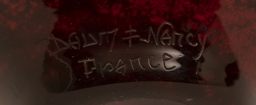 Cuenco modernista de cristal doblado granate marmorizado.