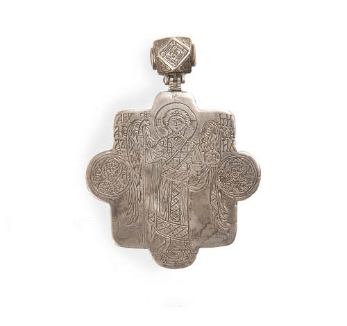 Cruz-relicario de plata grabada con ángel y santos.Rusia,