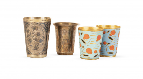 Lote de cuatro vasos de diferentes tamaños, uno con trabajo