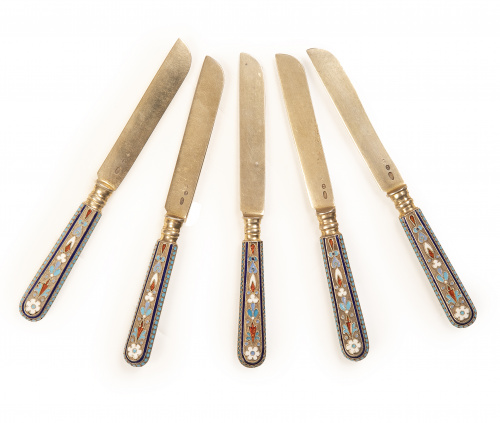 Juego de cinco cuchillos de plata sobre dorada y esmalte cl