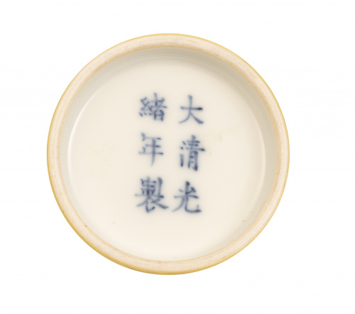 Cuenco de porcelana esmaltado en amarillo, sobre peana de m