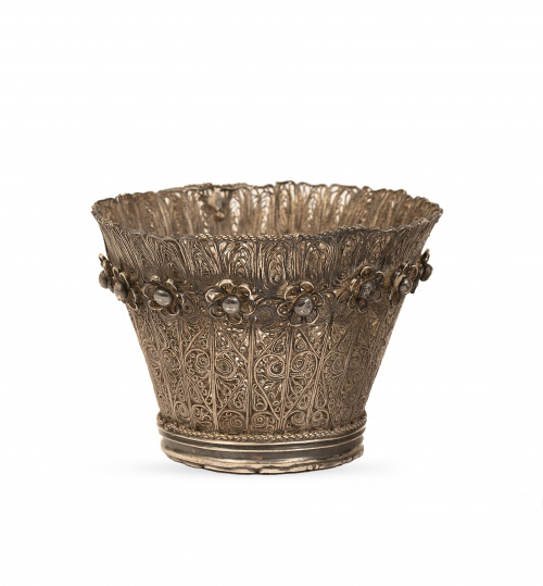 Cesta de filigrana de plata con flores aplicadas.Trabajo 