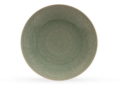 Plato en esmalte celadón siguiendo modelos de la Dinastía M