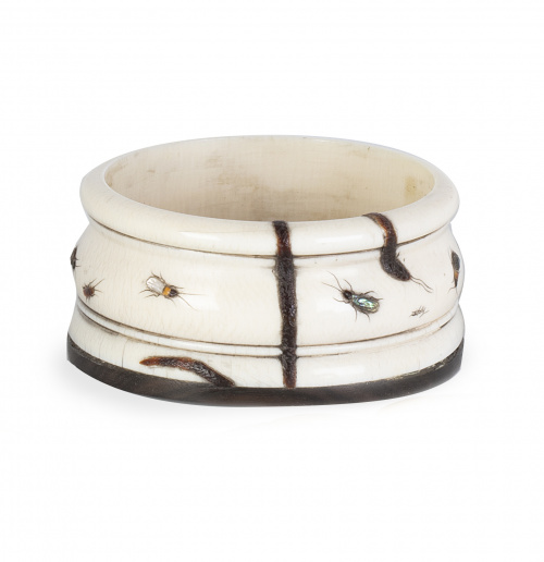 Centro de estilo Shibayama de marfil decorado con insectos 