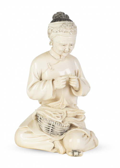 Anciana tejiendo de marfil tallado.Japón, periodo Meiji, 