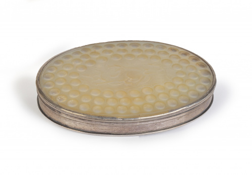 Cajita oval con tapa de nácar.Trabajo inglés, h. 1720.