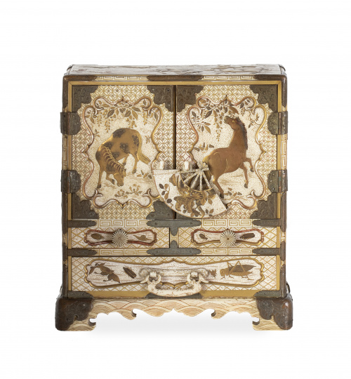 Armario estilo Shibayama de marfil, con decoración en dorad