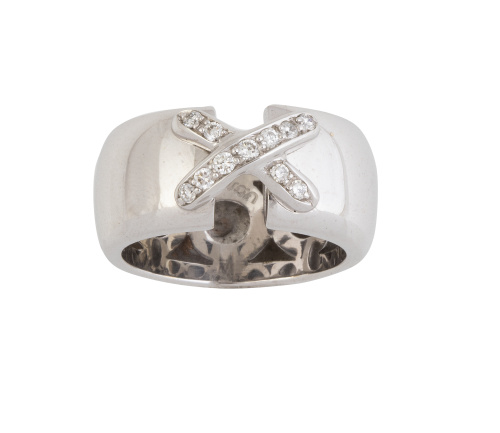 Sortija ancha con frente en forma de X de brillantes sobre 