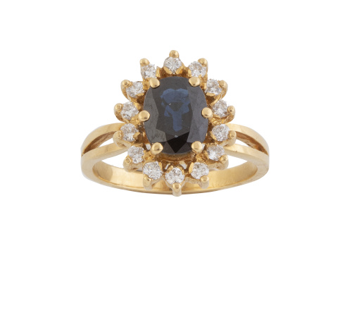 Sortija con zafiro oval orlado de brillantes en montura de 