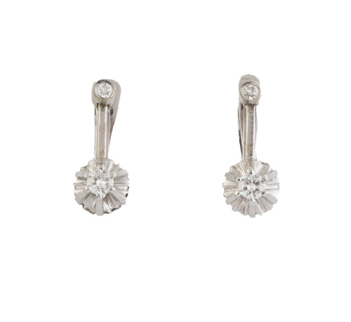 Pendientes largos con brillantes, que penden de barra fija 