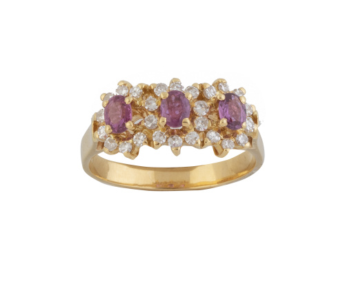 Sortija tresillo con tres rubíes orlados de brillantes enga