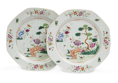 Pareja de platos octogonales de porcelana esmaltada de Comp